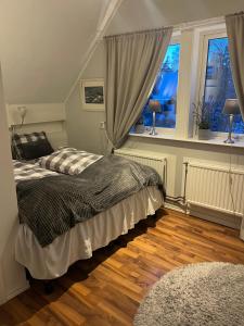 Eget hus i Tyresö Trollbäcken, kanoter ingår.