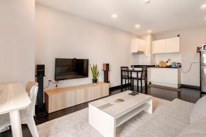 Relaxing 1BR near Maya with Cozy Living Space