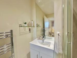 Contemporary Bromley Penthouse with Balcony