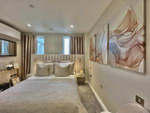 Contemporary Bromley Penthouse with Balcony