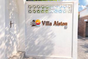Luxury 3-BR Villa, Canggu Berawa , Private Pool & Garden, near to Beach & Finns