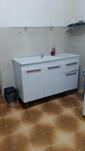 Apartamento completo com vaga de garagem a 200 metros da praia