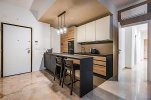 Luxury Design Penthouse with Historic View 3-Bedroom