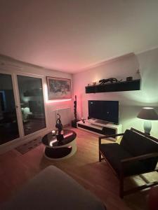 Luxury Eiffel tower view apartment quiet residence