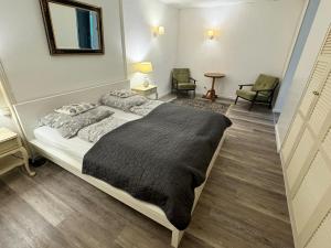 Schöne 2-Zi-Whg Küche Bad Terrasse Parken