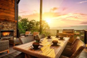 Scenic Views - Private Pool, Theater, Hot Tub