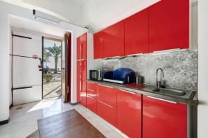 Seafront, Large Studio on the Beach with AC and WiFi