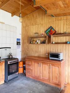 Cabaña rodeada de bosques y montañas - Pura Paz