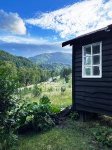 Cabaña rodeada de bosques y montañas - Pura Paz