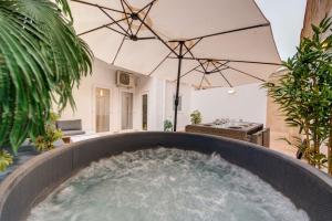 New 3BDR Luxury Seaside Home with Heated Jacuzzi - Best Location in Sliema