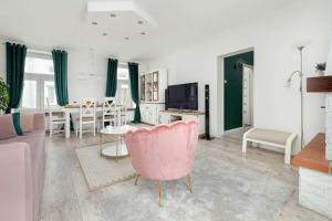 Apartament w Sercu Łodzi Piotrkowska Balkon & 2 Sypialnie by Noclegi Renters