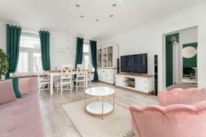 Apartament w Sercu Łodzi Piotrkowska Balkon & 2 Sypialnie by Noclegi Renters