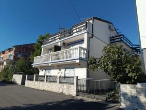 Apartment in Novi Vinodolski with sea view, balcony, air conditioning, Wi-Fi (3667-1)