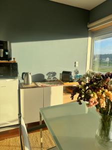 Luxurious and spacious ensuite and lounge with ping pong table - Perfect to rest near the beach