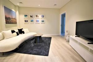 Modern 2-Bedroom Apartment with JBR and Marina view on High floor