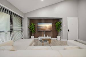 Pool Oasis Near Airport Gym, Games&BBQ