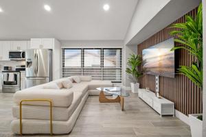 Pool Oasis Near Airport Gym, Games&BBQ