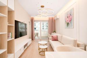 Luxury Riverside Apartment with EV Parking and 1Gbps WiFi