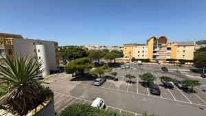 AIG168 GRUISSAN STUDIO VUE PORT AVEC TERRASSE PARKING ET PISCINES