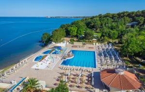 Awesome Stacaravan In Tar