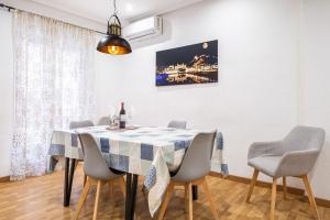 MarqPlace beach free parking and AC