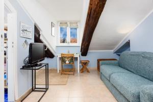 Tiny Vibes - Central Cozy Attic Studio