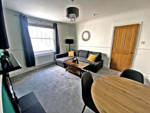 Central & Spacious Apartment close to Beach, Pier, BIC