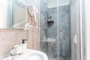 Queen Bed Central Studio With Kitchen