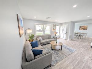 Relaxing River View Stay Renovated 3BR Home