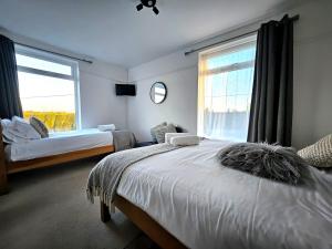 Bristol Airport, 5 Bed House, 5 Bathrooms, WiFi, Ample Parking