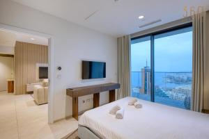 Luxury Living with Pool in Mercury Tower