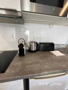 Studio flambant neuf, calme & balcon