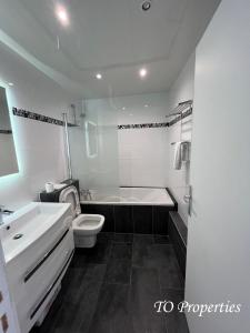 Studio flambant neuf, calme & balcon