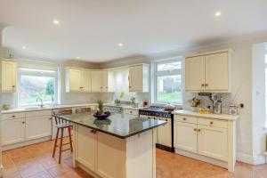 4 Bed in Galmpton oc-h34756