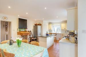 4 Bed in Galmpton oc-h34756