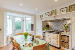 4 Bed in Galmpton oc-h34756