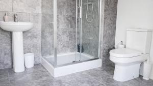 Cambridge - Modern 4-BR Home with Gardens & Wi-Fi