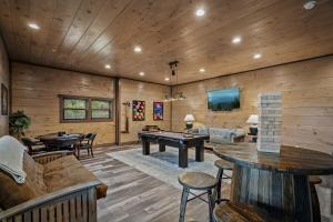 Cabin Sleeps 20, Pool, Views, Theater, Hot Tub