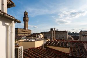 Via Lamberti, 3 - Florence Charming Apartments - Charming and historic 5th-floor attic apartment with elevator in a building at the heart of vibrant Florence, just a 2-minute walk fromattractions