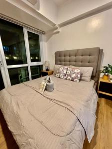 Condo In Abreeza Mall Near Pool with Balcony