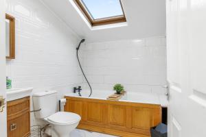 Large 6 Bedroom, 3 Bath, Sleep 12, Free Parking, Contractors