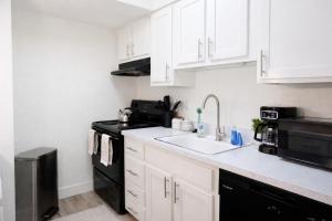 Downtown Studio: Urban Comfort