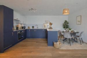 2-Bedroom Modern apt with Gym, roof terrace, Free Parking and 3 min walk to train st