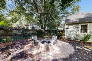 3 Mi to Dtwn Charlotte! Quiet Haven with Fenced Yard