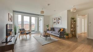 2-Bedroom Modern apt with Gym, roof terrace, Free Parking and 3 min walk to train st