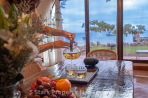 Serenity Sands Villa, Beachfront and Mountain View