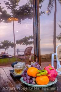 Serenity Sands Villa, Beachfront and Mountain View