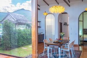 Serenity Sands Villa, Beachfront and Mountain View