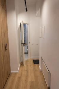 Central Breeze Flat x Self Check-in