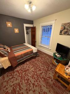 4REST- 4 Rooms. 4 Beds. 4TVs. Book it!